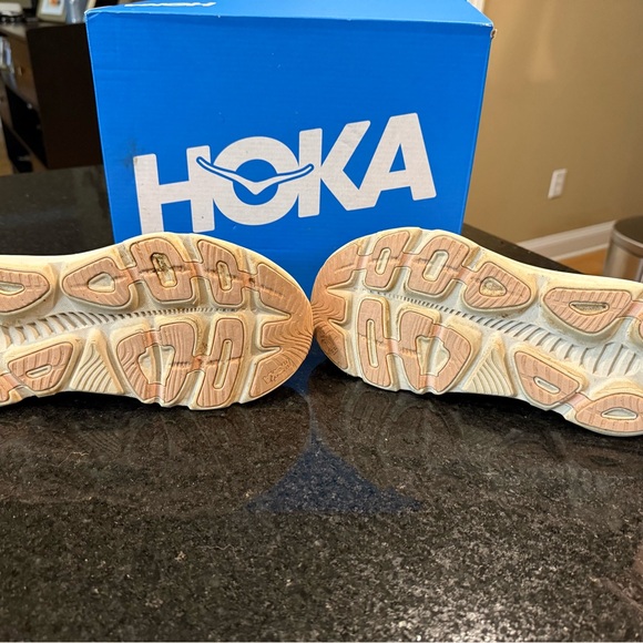 Hoka Women's Gaviota 5 size 7.5 with low mileage - Picture 8 of 10